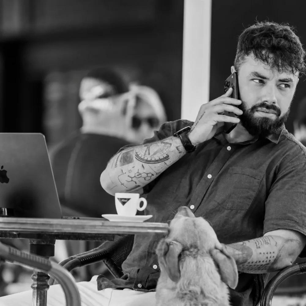 Alexis Gatuingt en cold call, téléphone à l'oreille
