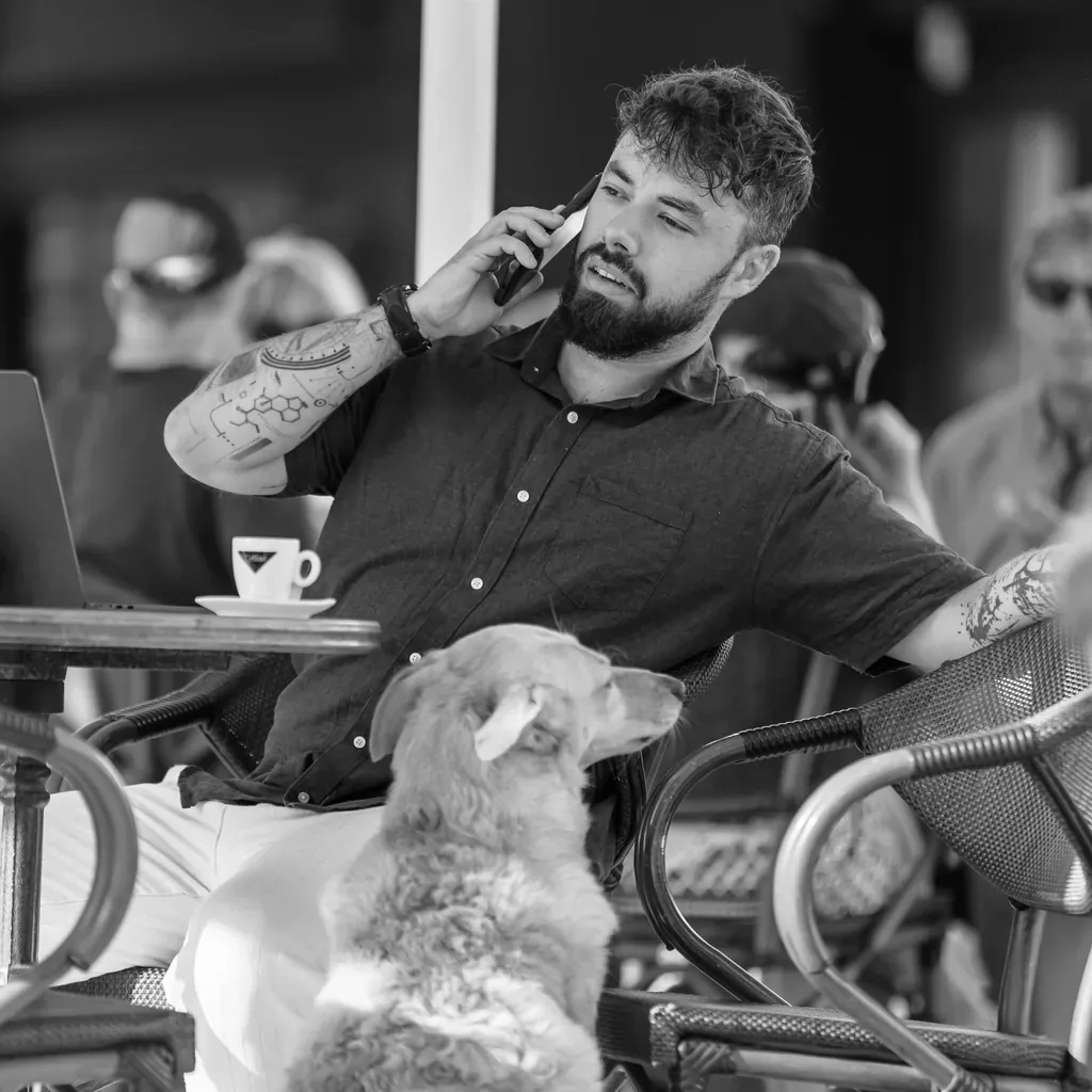 Alexis Gatuingt au téléphone, en terrasse